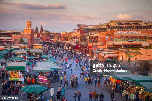 jemaa el-fnaa in marrakesh - marrakech fotografías e imágenes de stock