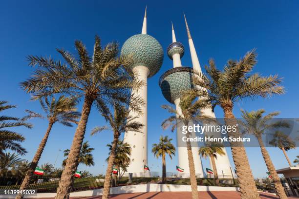 kuwait towers in kuwait city - kuwait landscape photos et images de collection