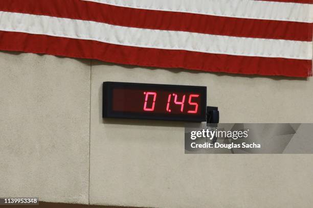wall mounted digital clock - digitaluhr stock-fotos und bilder