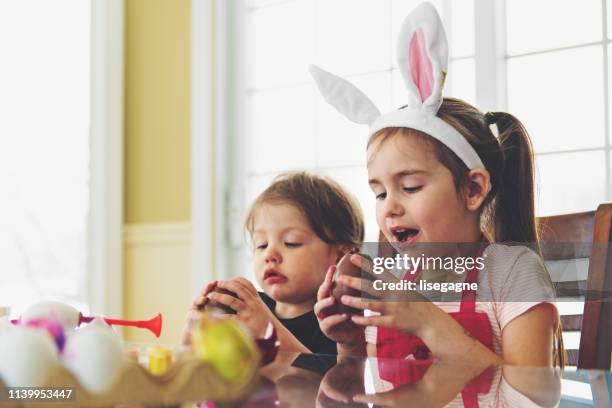 schwester und bruder essen schokolade - child loves chocolates stock-fotos und bilder