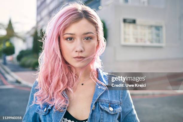 portrait of young woman on urban street - 東洋民族 個照片及圖片檔