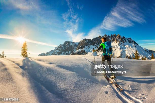 hinterland-ski-tournee in almen mit hochkönig im hintergrund-alpen - bundesland tirol stock-fotos und bilder