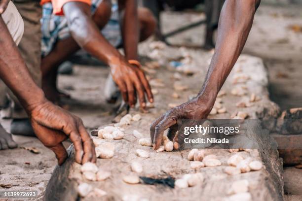 die hände spielen mancala-spiel, das in afrika sehr beliebt ist - africa game stock-fotos und bilder