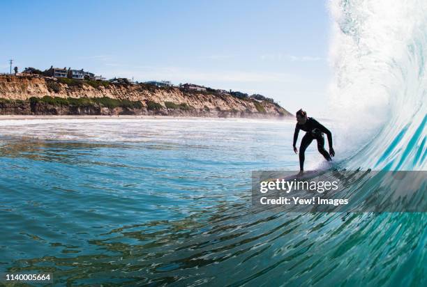 young man surfing a wave, encinitas, california, usa - californie surf stockfoto's en -beelden