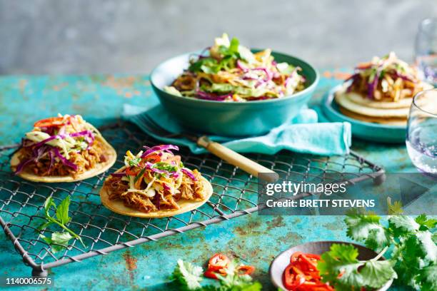 pulled chicken tostada with slaw - mexican food stockfoto's en -beelden