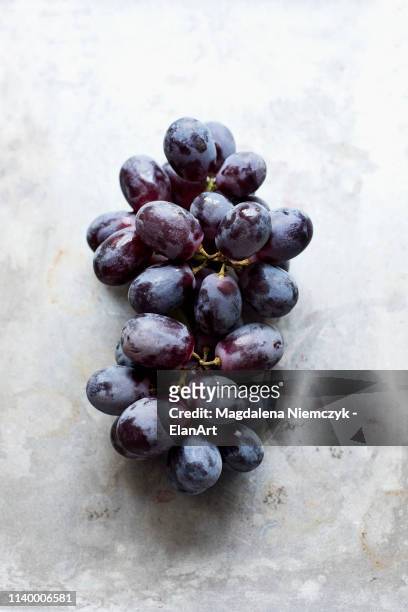fresh grapes on a silver background - red grapes stock-fotos und bilder