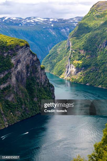 fjord de geirangerfjord et cascade des sept sœurs. - norvège photos et images de collection