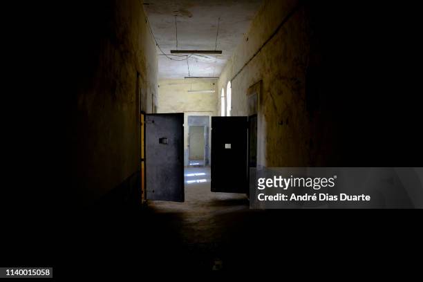 inside amasra old prison - porte de prison photos et images de collection