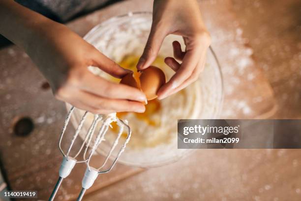 cupcakes machen - woman making cake stock-fotos und bilder