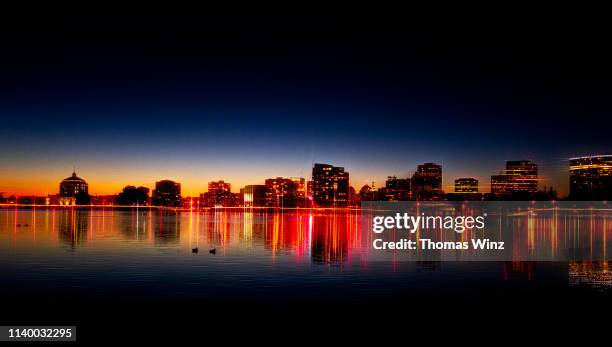 oakland skyline and lake merritt at dusk - oakland california skyline - fotografias e filmes do acervo