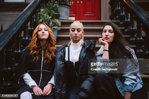 las mujeres jóvenes de moda, con una actitud expresiva en lower manhattan, nueva york - feminismo fotografías e imágenes de stock