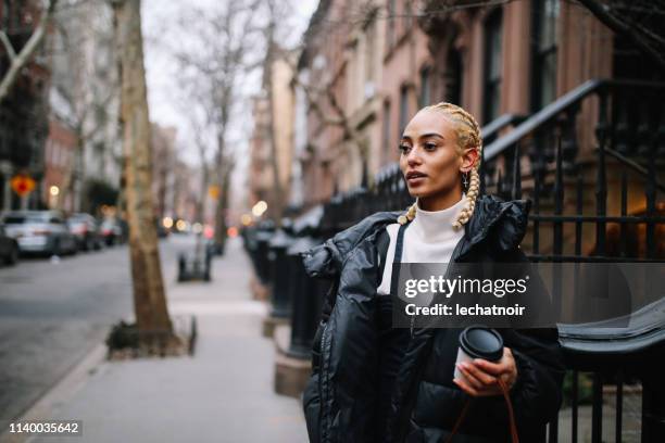 alla moda, giovane donna che fa una pausa caffè a lower manhattan, new york - the bronx foto e immagini stock