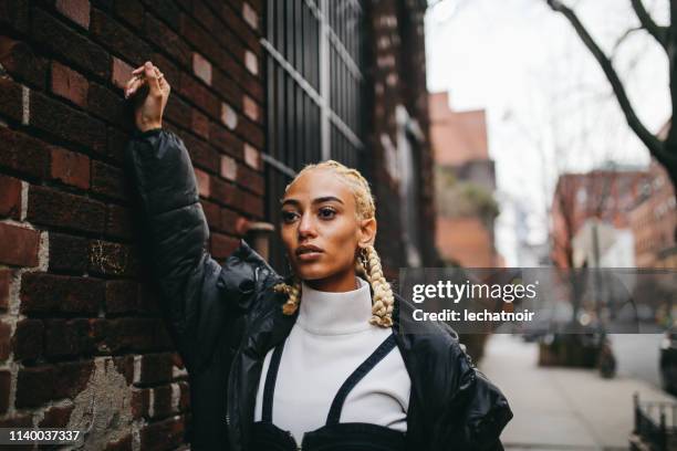 retrato de uma mulher elegante, nova em mais baixo manhattan, new york - bronx - fotografias e filmes do acervo