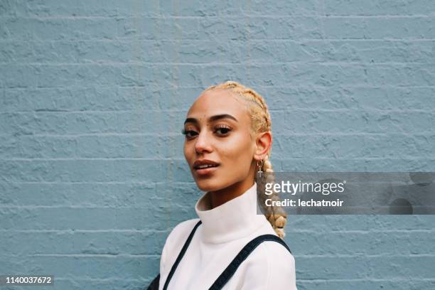 retrato de una mujer joven y de moda en lower manhattan, nueva york - blonde model fotografías e imágenes de stock