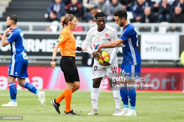 Stephanie Frappart, referee speak to Cheick Timite of Amiens and Adrien Thomasson of Strasbourg during the French Ligue 1 match between SC Amiens and...