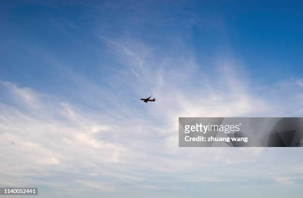 blue sky and white cloud aircraft - flugzeug seitlich himmel stock-fotos und bilder