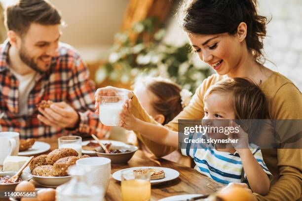 geen mama, ik wil niet om yoghurt te drinken! - milk family stockfoto's en -beelden