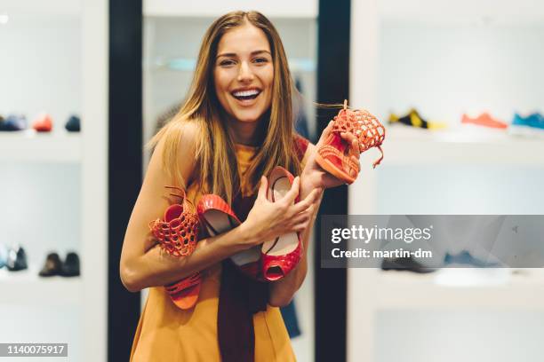 vrouw genieten van de dag in het winkelcentrum - schoenenwinkel stockfoto's en -beelden