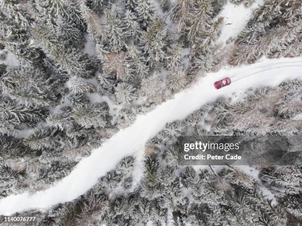 car on snowy road through forest - two lane highway 個照片及圖片檔