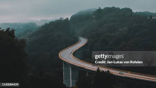 huge bridge in nature - carretera paisaje vista aerea fotografías e imágenes de stock