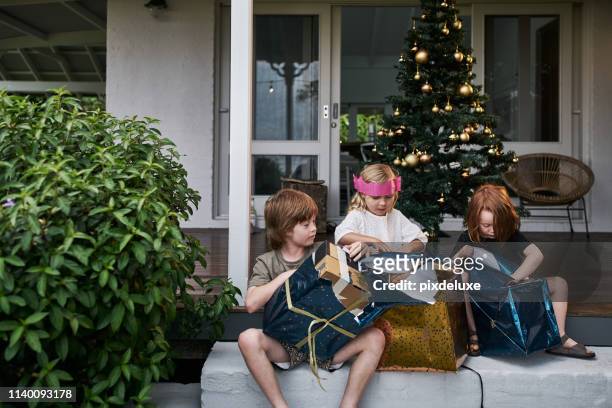 was haben sie zu weihnachten bekommen? - christmas australia stock-fotos und bilder