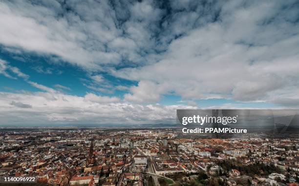 vista aérea de feiburg, alemania - friburgo de brisgovia fotografías e imágenes de stock