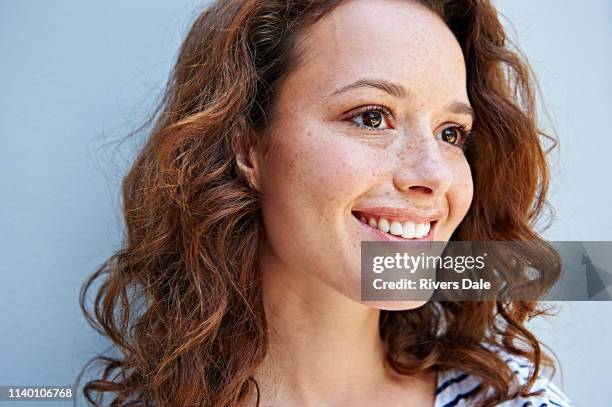 close up of woman with freckles - golvend haar stockfoto's en -beelden