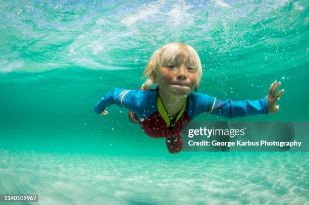 little freediver - kid under water stock-fotos und bilder