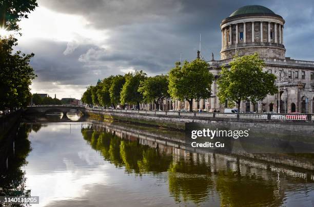 liffey river and the four courts, dublin, republic of ireland - dublin historic stockfoto's en -beelden