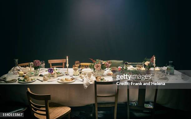 dining table and chairs - warmes abendessen stock-fotos und bilder
