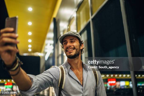 uomo che si fa un selfie con lo smartphone - solo un uomo foto e immagini stock