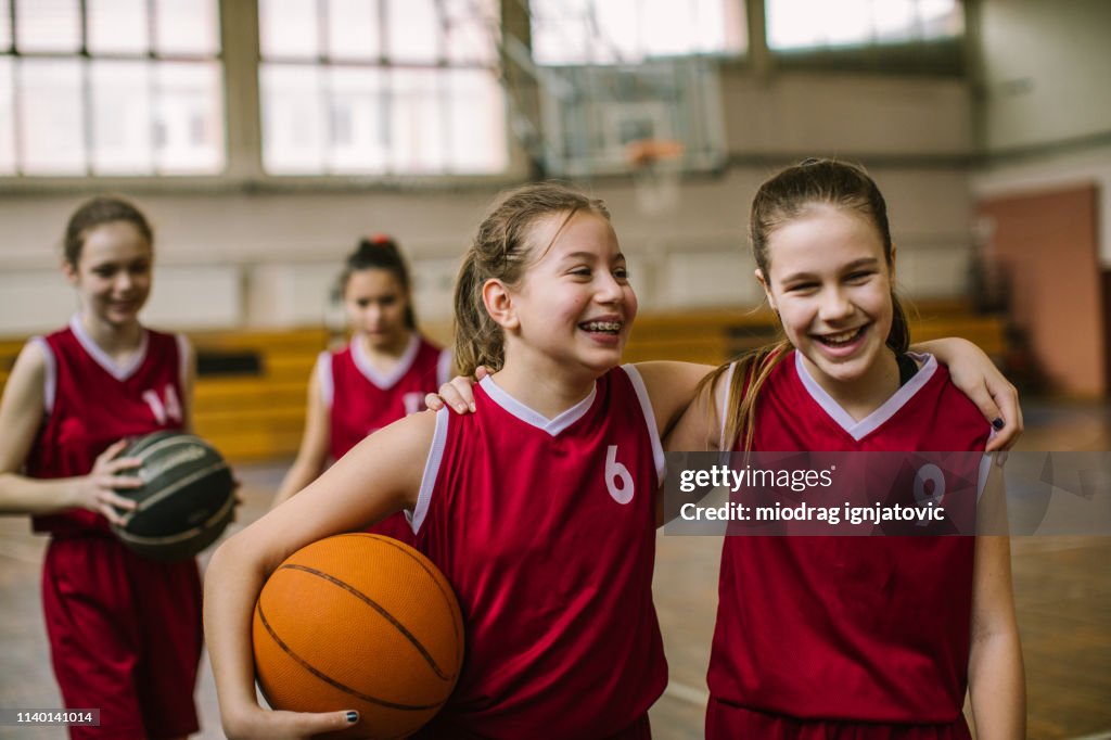 Freundschaft auf Basketballplatz