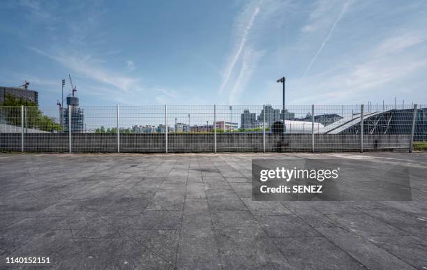 urban skyline, parking lot - zaun stock-fotos und bilder