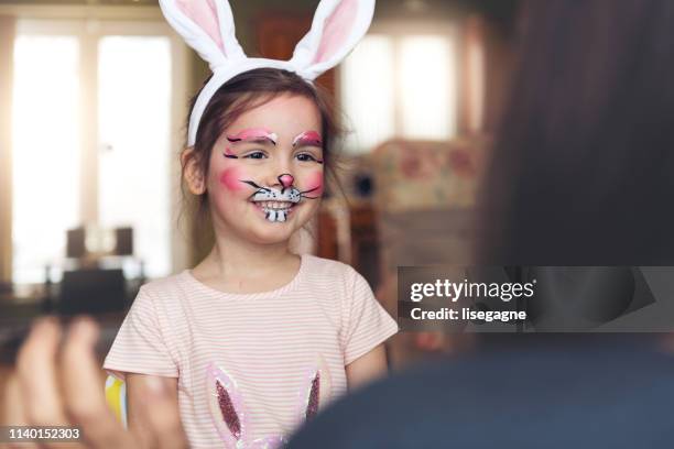 klein meisje met een konijn schilderij gezicht - geschminkt gezicht stockfoto's en -beelden