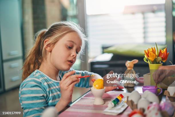 kinder malen ostereier - osterei stock-fotos und bilder