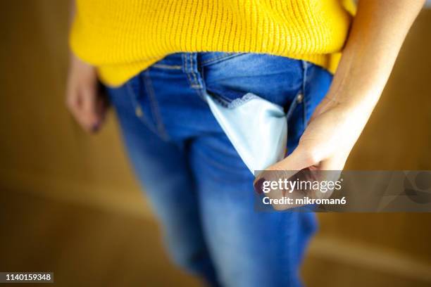 woman showing an empty pocket - empty wallet stock-fotos und bilder