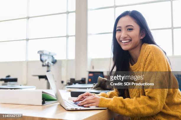 estudiante confiado usando laptop - asian teen girl fotografías e imágenes de stock