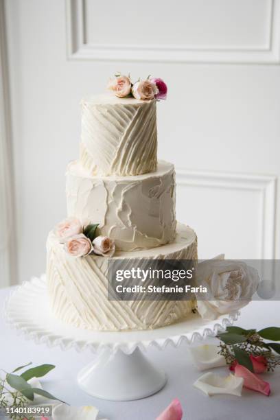 beautiful white wedding cake - wedding cakes stock pictures, royalty-free photos & images