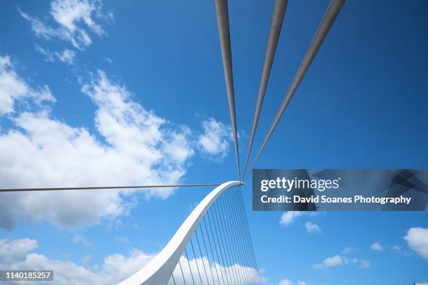 samuel beckett bridge in dublin city, ireland - samuel beckett bridge stockfoto's en -beelden