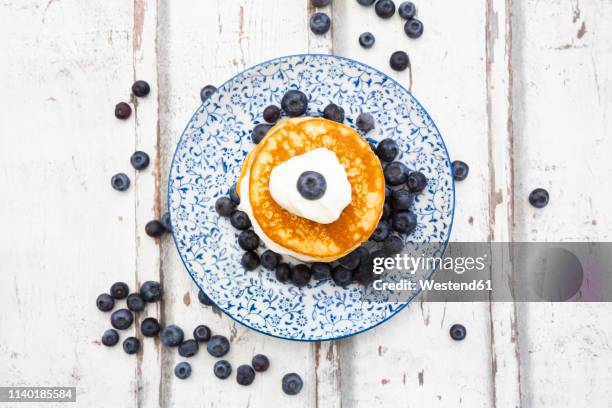 pancakes with blueberries and greek yogurt, with almond flour, ketogenic diet - régime faible en glucides photos et images de collection