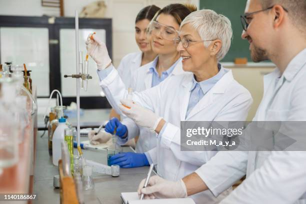 chemiestudium im labor - patenturkunde stock-fotos und bilder
