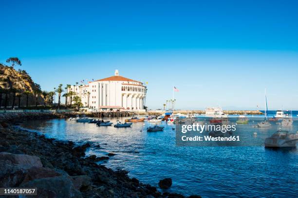usa, california, channel islands, santa catalina island, avalon, casino at harbour - catalina channel fotografías e imágenes de stock