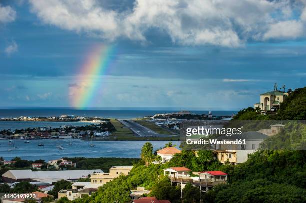 caribbean, antilles, sint maarten, rainbow over princess juliana international airport - isla de san martín fotografías e imágenes de stock