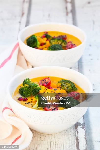 curry dish with pumpkin, sweet potato, brokkoli, tomato, pomegranate seeds and black sesame in bowl - brokkoli fotografías e imágenes de stock