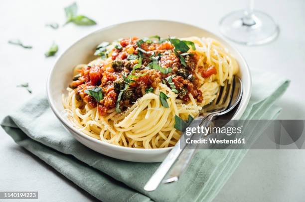 spaghetti with tomato caper sauce, basil and parmesan - tomatensoße stock-fotos und bilder