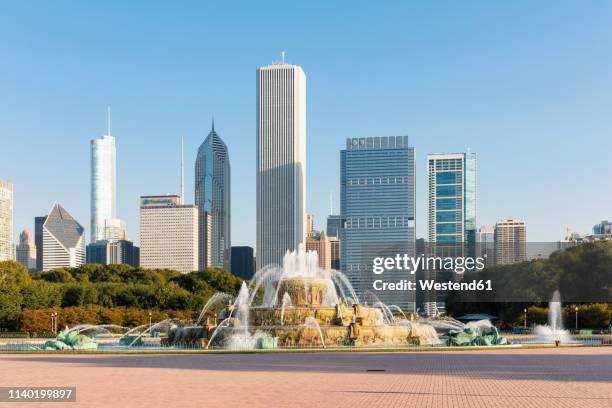 usa, illinois, chicago, skyline, millenium park with buckingham fountain - millennium park chicago 個照片及圖片檔