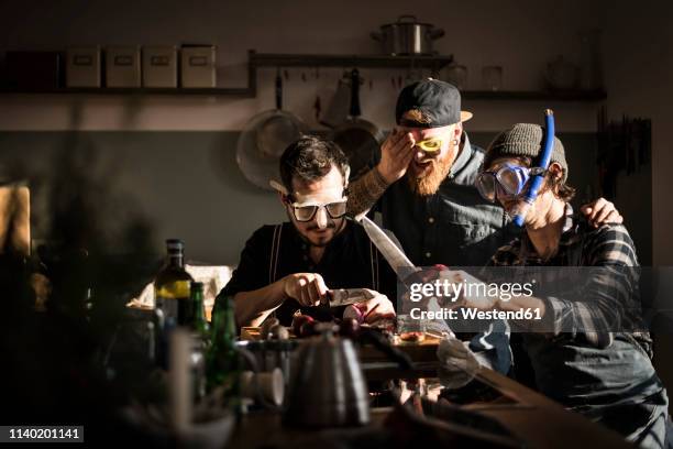 friends chopping onions with swimming goggles - scuba mask 個照片及圖片檔