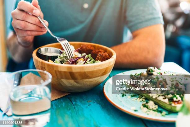 gesundes essen zum mittagessen - blue bowl stock-fotos und bilder