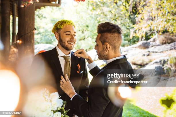 gay paar viering voor het burgerlijk huwelijk - gay marriage stockfoto's en -beelden