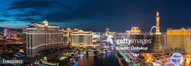 cityscape las vegas skyline at sunset - las_vegas fotografías e imágenes de stock